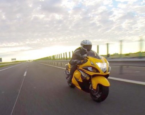 Un motociclist se laudă că a prins 300 de kilometri la oră pe Autostrada Soarelui - VIDEO!